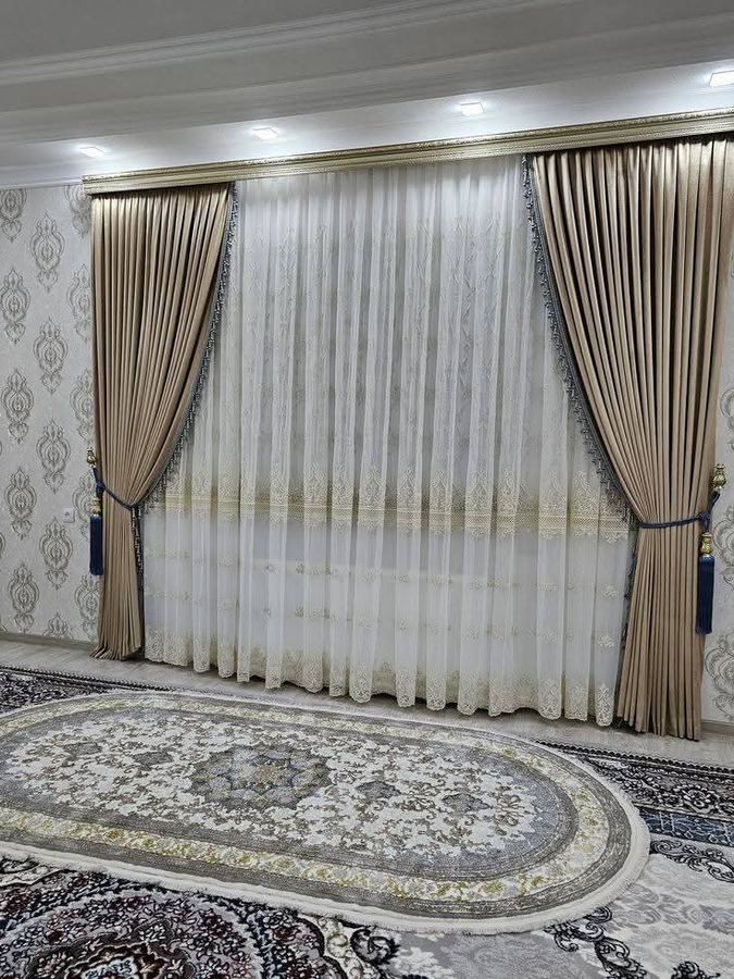 ستارة ذهبية بشراريب كحلية