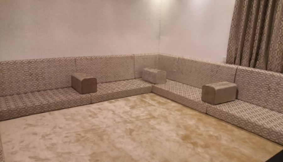 مجلس ثابت عصري بنقشة دائرية