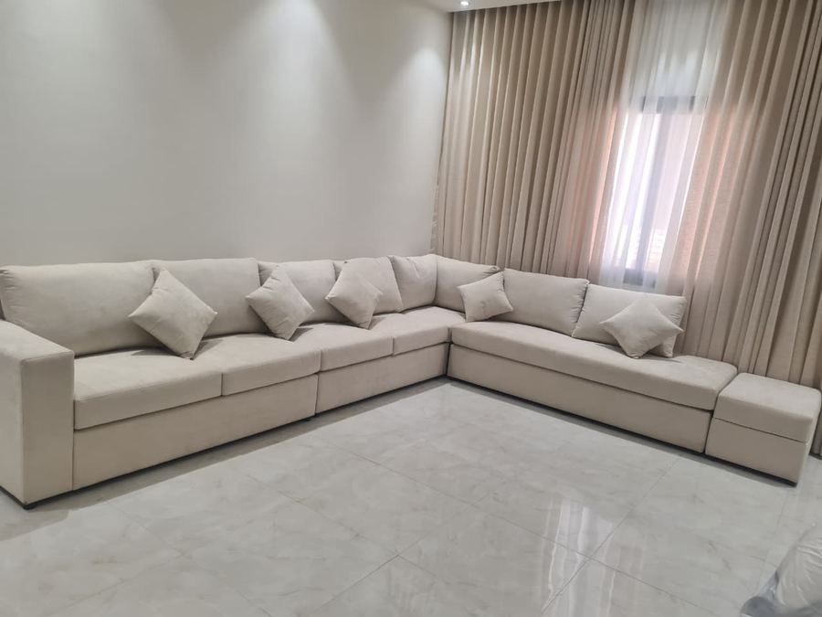 كنب ركني بيج بوسائد مطرزة